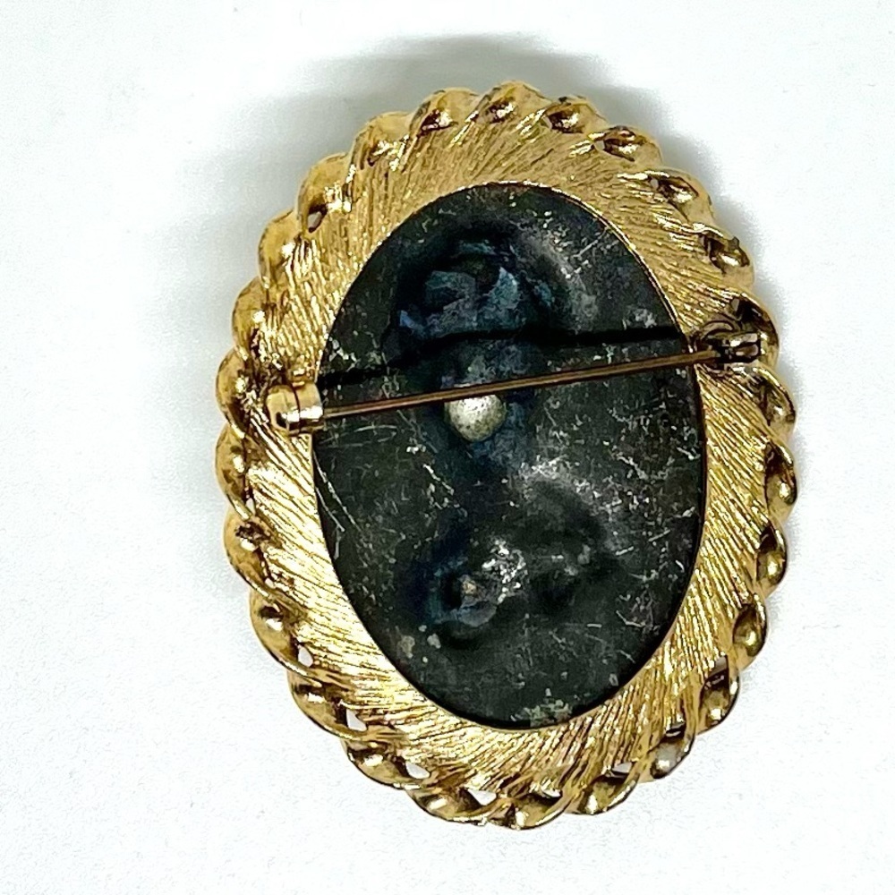 Victorian Style Cameo Brooch - Picture 2 of 3